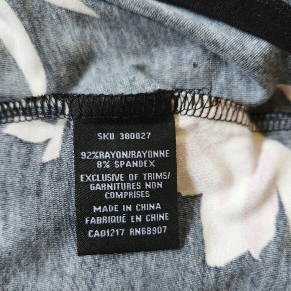 Gorgeous LE CHATEAU Floral Mock Neck Sleeveless Top - Picture 5 of 5